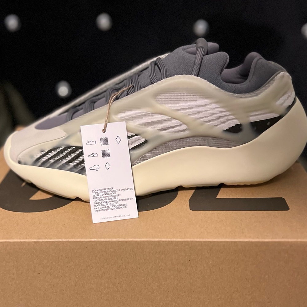 YZY 700 BRAND NEW IN BOX NEVER WORN SZ 8